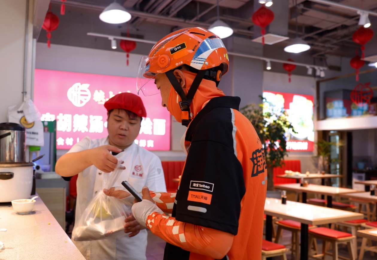 外卖消费迎接旺季,淘宝闪购“橙意计划”率先加码城市骑士夏季清凉保障